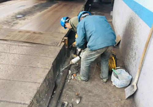 圖為地磅填補地基空缺現場