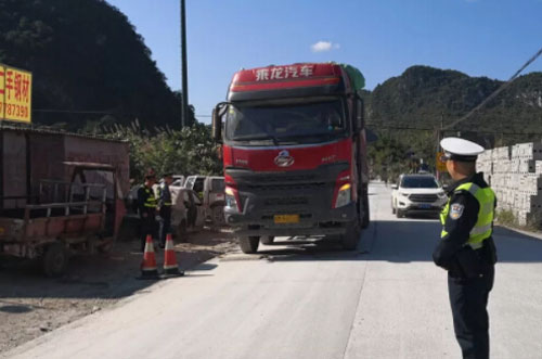 圖為超載車輛過地磅稱重現(xiàn)場